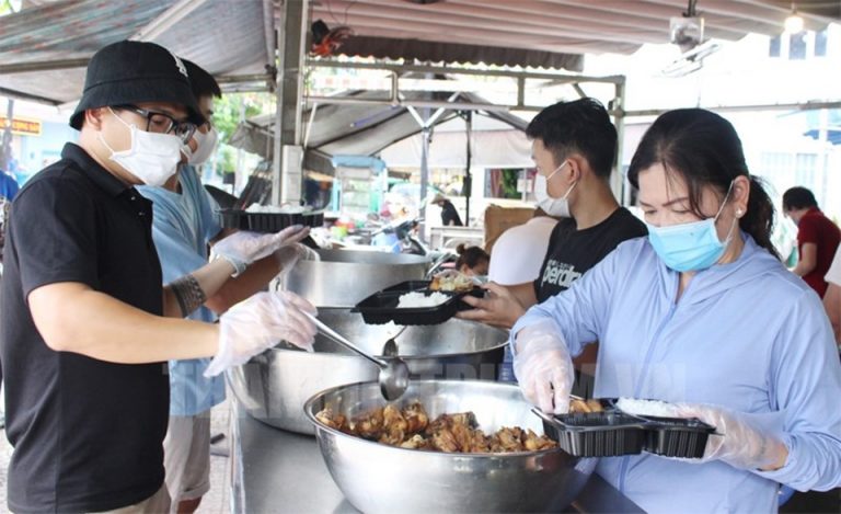 Nghệ sĩ làm từ thiện như lâu nay là vi phạm pháp luật?