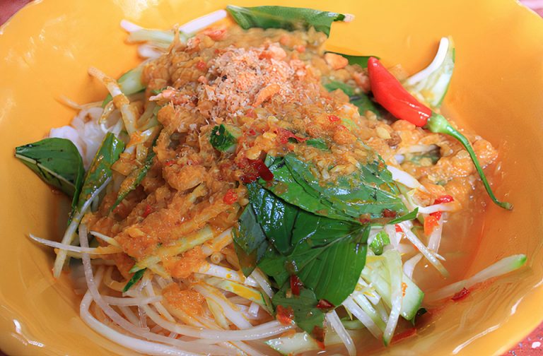 Trưa nay ăn gì: “du lịch” Hà Tiên với bún nhâm độc đáo