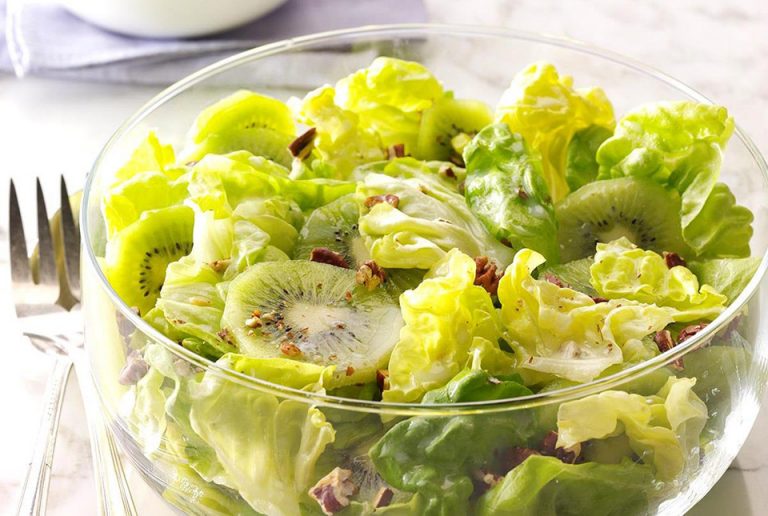Trưa nay ăn gì: salad kiwi cá ngừ chua thanh lạ miệng