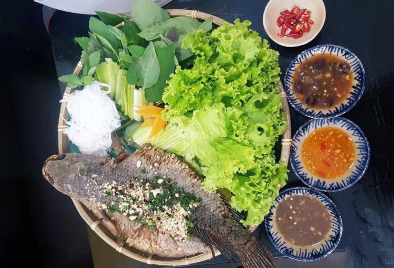 Trưa nay ăn gì: Cá lóc chiên xù cuốn bánh tráng dân dã, càng cuốn càng ngon