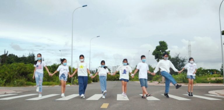 Năng lượng tích cực từ MV của cô sinh viên và các em nhỏ