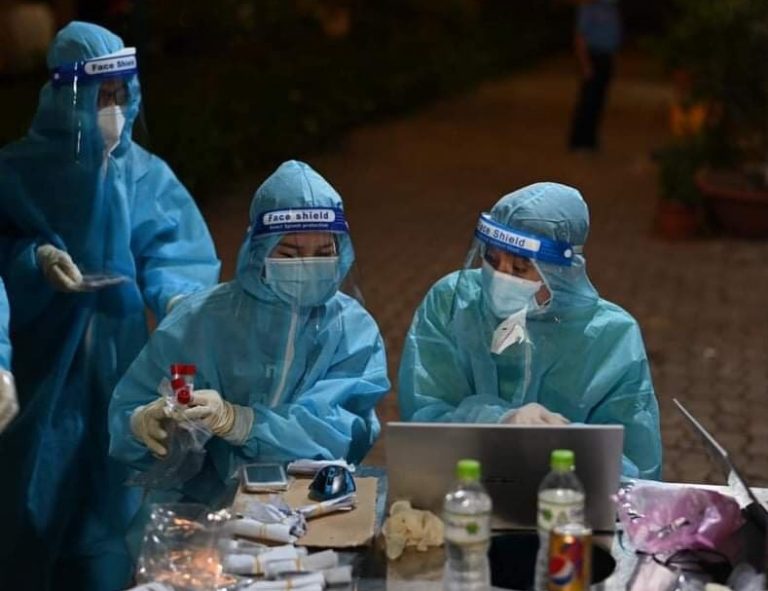 Xót xa tâm sự của nữ nhân viên y tế: “Hiện tại, gia đình là nơi tôi không dám trở về”