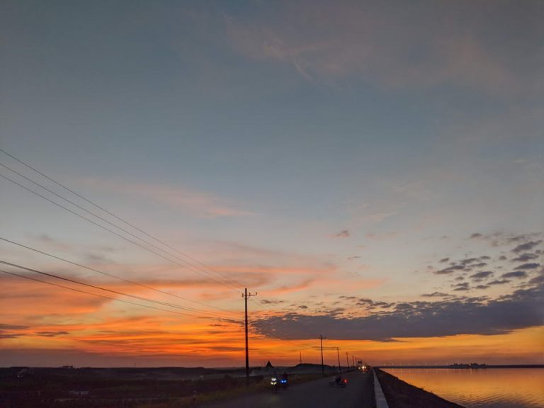 Du lịch giữa mùa dịch: Ngắm hoàng hôn trên hồ thủy điện Trị An