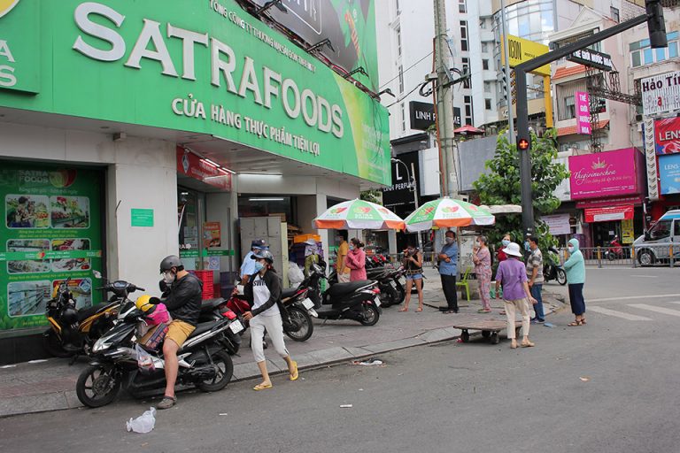 Bán lẻ xoay xở đủ cách để cung và cầu gặp nhau an toàn