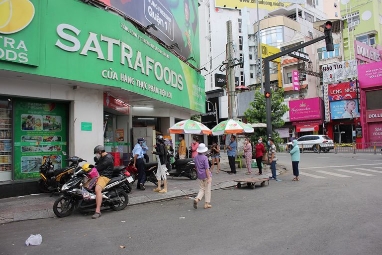 Tầng lớp trung lưu cạn túi, “hầu bao” bị siết lại