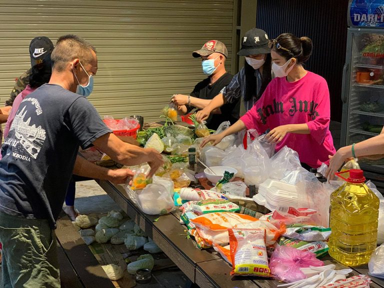 Mỗi ngày nấu hơn 100 suất ăn dành tặng các y bác sĩ chống dịch