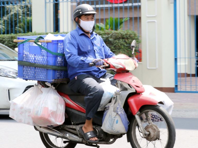 TPHCM: khi nhiều shipper tắt app, chuyện đi chợ của người dân càng thêm khó