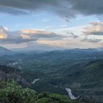 Cảnh dưới đèo buổi chập chiều.