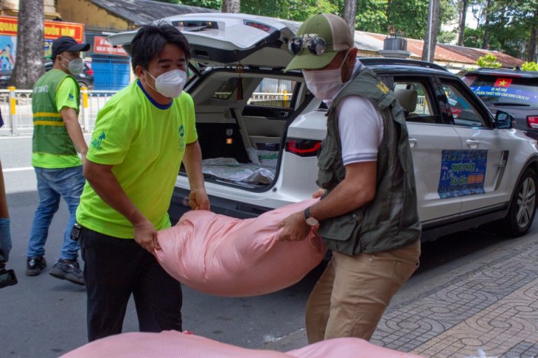 CLB Doanh nhân 2030 tặng 40 tấn thực phẩm cho người dân tại nhiều quận, huyện TPHCM