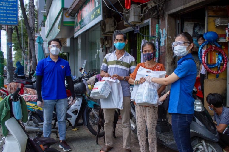“Saigon Times – Nối vòng tay lớn”: Tiếp sức người lao động hoàn cảnh khó khăn tại quận 5 “Saigon Times – Nối vòng tay lớn”: Tiếp sức người lao động hoàn cảnh khó khăn tại quận 5