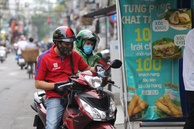 TPHCM vẫn chưa cho phép hàng quán ăn, uống phục vụ tại chỗ TPHCM vẫn chưa cho phép hàng quán ăn, uống phục vụ tại chỗ