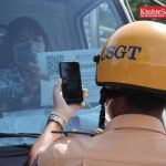 Luc-luong-CSGT-quan-Phu-Nhuan-kiem-tra-ma-QR-cac-xe-luu-thong-di-qua-chot-kiem-soat.Anh-Trinh-Hoang-630×420