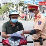 Luc-luong-cong-an-kiem-tra-va-nhac-nho-nguoi-dan-can-tuan-thu-chat-che-giay-di-duong-theo-quy-dinh-hien-hanh.Anh-Trinh-Hoang-630×420