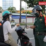 Luc-luong-quan-doi-kiem-tra-chat-che-giay-to-nguoi-dan-khi-ra-duong.-Anh-Trinh-Hoang-630×420