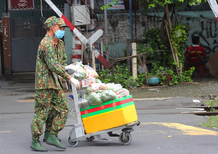 Đi chợ thay cho dân, gấp rút nhưng tỉ mỉ Đi chợ thay cho dân, gấp rút nhưng tỉ mỉ