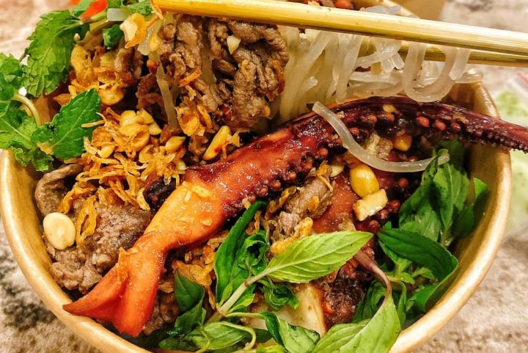 Trưa nay ăn gì: miến trộn bò kèm râu bạch tuộc độc đáo “gây bão” trong giới trẻ