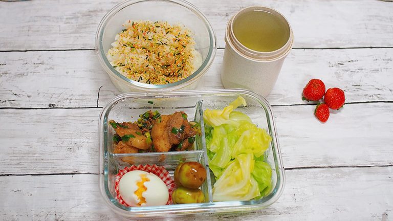 Trưa nay ăn gì: hộp cơm đủ màu từ thịt rang, rau luộc và rong biển Trưa nay ăn gì: hộp cơm đủ màu từ thịt rang, rau luộc và rong biển