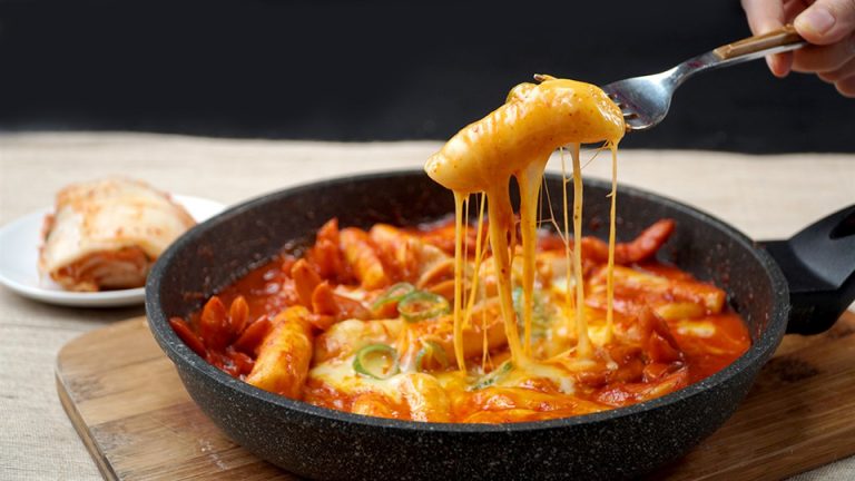 Trưa nay ăn gì: kích thích mọi giác quan với bánh gạo phô mai Hàn Quốc Trưa nay ăn gì: kích thích mọi giác quan với bánh gạo phô mai Hàn Quốc