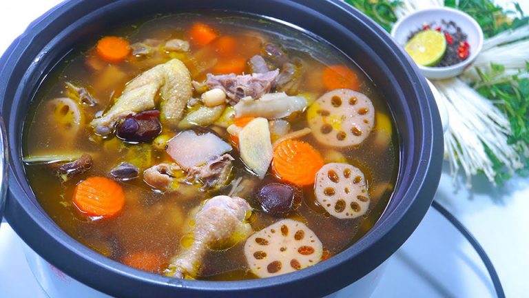 Trưa nay ăn gì: nâng cao sức khỏe mùa dịch với lẩu gà thuốc bắc