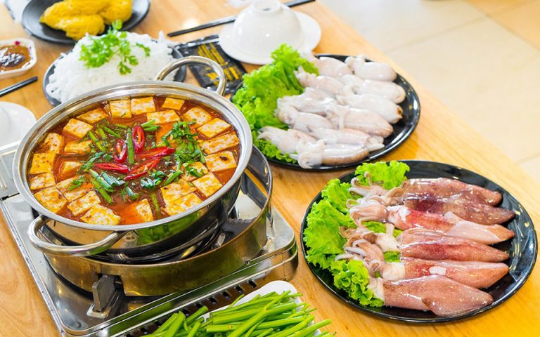 Trưa nay ăn gì: trưa cuối tuần đãi cả nhà món lẩu mực nấu chao lạ miệng