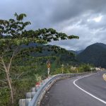 Xa xa lâu lâu mới có một vài chiếc xe cộ lưu thông.