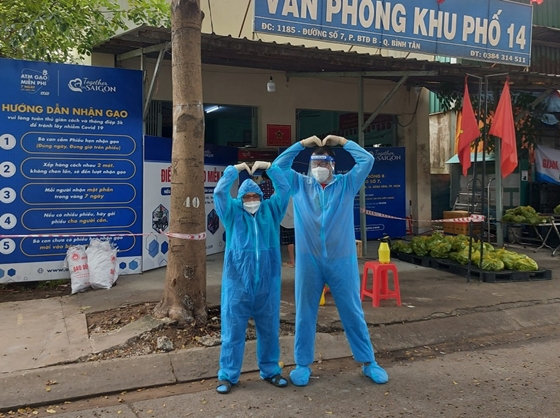 Theo chân một tình nguyện viên giúp dân đi chợ hộ trong mùa dịch
