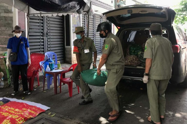 CLB Doanh nhân 2030 trao hơn 1.300 phần quà cho người dân khu vực phong tỏa, cách ly