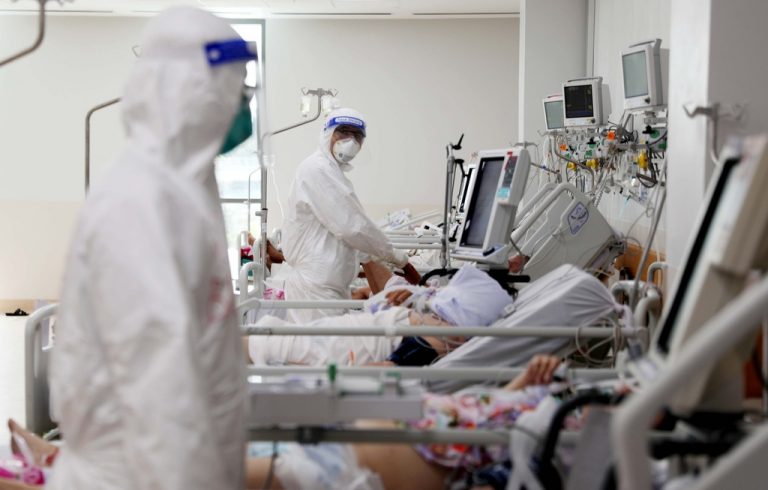 Thắc mắc mùa dịch: dùng xe máy để chở người nhà mắc Covid-19 tới bệnh viện được không?