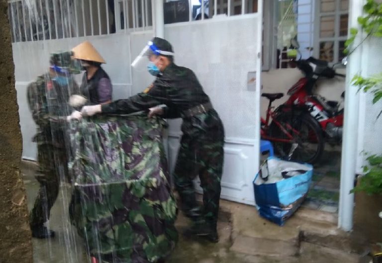 Khi người lính Cụ Hồ đội mưa đưa thực phẩm tới người dân