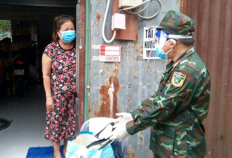 Người dân hỏi vì sao phát phiếu bầu cử thì đủ 100%, khi hỗ trợ người gặp khó vì Covid-19 thì lại sót?