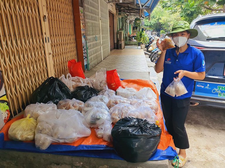 Cô gái F0 tiếp tục công việc phòng chống dịch sau khi khỏi bệnh Covid-19