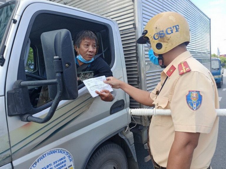 TPHCM xử phạt xe kinh doanh vận tải không lắp camera giám sát, không đổi biển số vàng