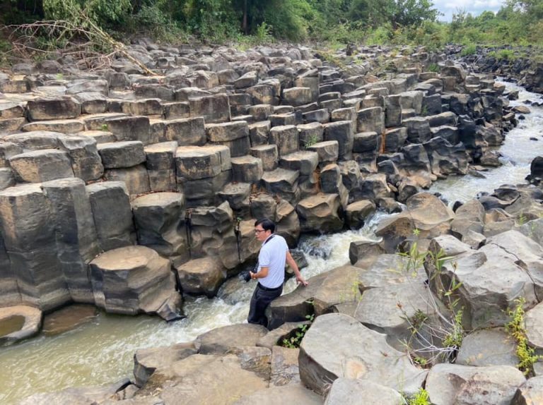Du lịch giữa mùa dịch: Ấn tượng với suối đá cổ làng Vân tại Gia Lai Du lịch giữa mùa dịch: Ấn tượng với suối đá cổ làng Vân tại Gia Lai