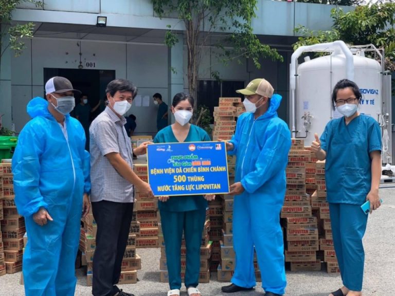 Câu lạc bộ Doanh nhân 2030 trao quà cho các bệnh viện tuyến đầu