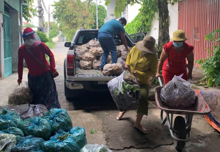 “Saigon Times – Nối vòng tay lớn”: Thêm 4 tấn rau, củ, quả được trao đến người dân khó khăn vì Covid-19 tại TPHCM “Saigon Times – Nối vòng tay lớn”: Thêm 4 tấn rau, củ, quả được trao đến người dân khó khăn vì Covid-19 tại TPHCM