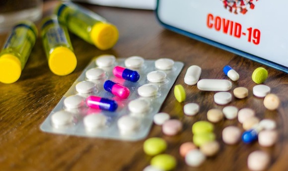 Người mắc Covid-19 có nên tự mua thuốc theo đơn điều trị tại nhà không? Người mắc Covid-19 có nên tự mua thuốc theo đơn điều trị tại nhà không?