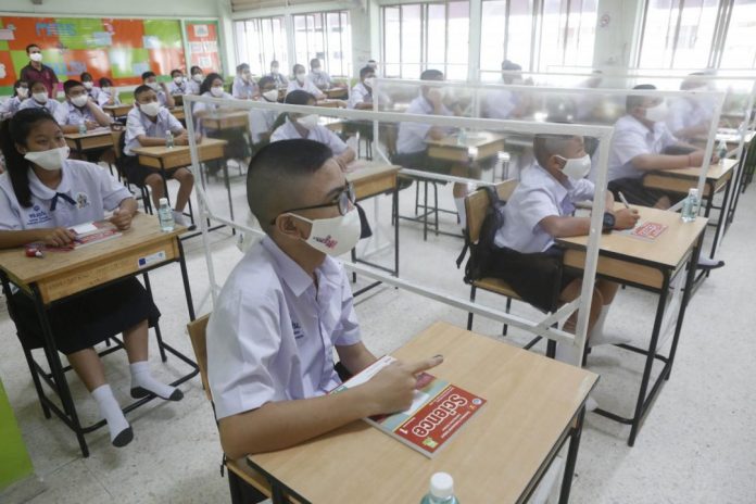 Campuchia đã đạt mục tiêu tỷ lệ tiêm chủng trên 85% trong tổng số hơn 2 triệu trẻ ở độ tuổi 12-17. Các trường trung học nước này đã mở cửa trở lại từ 14-9 sau hơn bảy tháng đóng cửa. Ảnh: AP