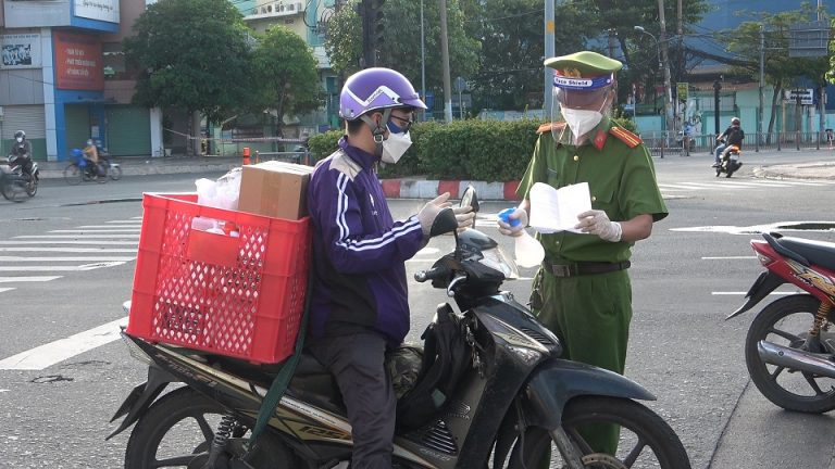 TPHCM kiểm soát người ra đường bằng mã QR code TPHCM kiểm soát người ra đường bằng mã QR code