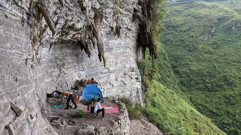 Du lịch giữa mùa dịch: Trải nghiệm cắm trại tại vách đá trắng Hà Giang