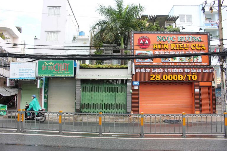 Nhiều quán tại TPHCM vẫn đóng cửa im lìm dù được phép mở cửa trở lại