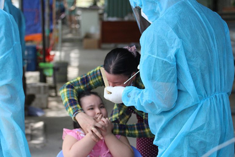 Ngày 14-10, cả nước ghi nhận thêm 3.619 ca mắc mới, sẽ tiêm vắc-xin cho trẻ em 12-17 tuổi