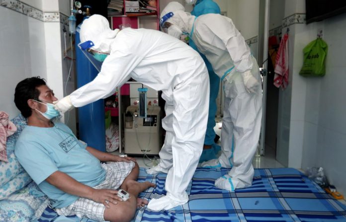 Người nhiễm Covid-19 đang cách ly, điều trị tại nhà cần được thăm hỏi, giám sát tình hình sức khỏe chặt chẽ. Ảnh: thanhnien.vn