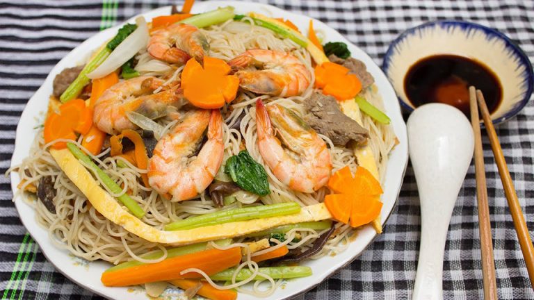 Trưa nay ăn gì: bún gạo xào hải sản đổi vị cho ngày ngán cơm