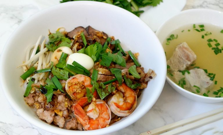 Trưa nay ăn gì: đậm đà tô hủ tiếu tôm thịt cho bữa trưa đầu tuần