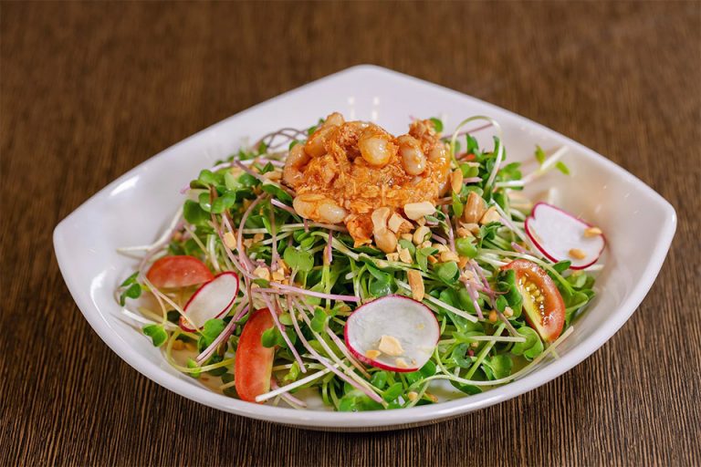 Trưa nay ăn gì: salad cá ngừ và rau mầm bổ dưỡng bất ngờ