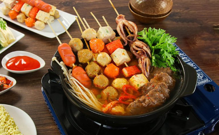 Trưa nay ăn gì: lẩu nhúng xiên que nhanh gọn nhưng ngon đến bất ngờ