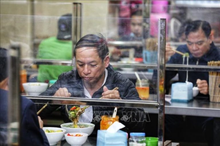 Hà Nội cho phép cửa hàng ăn uống phục vụ tại chỗ từ ngày 14-10