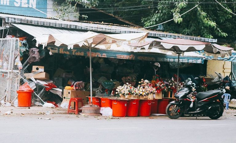 Thị trường hoa ngày 20-10: người bán lớn nhỏ đều “than”