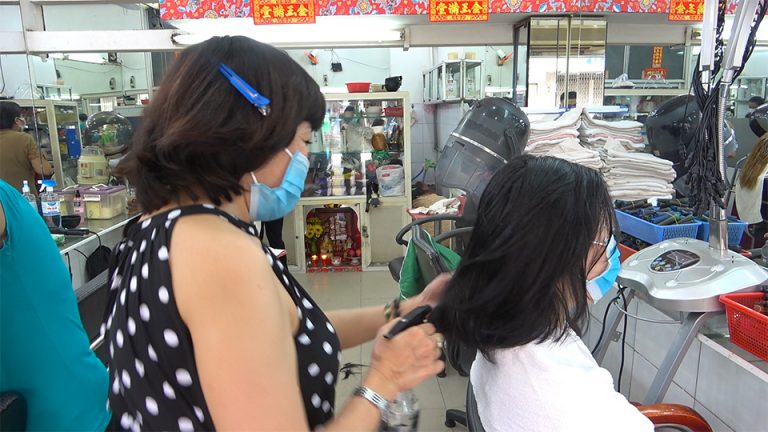 Ngày đầu “bình thường mới”, người dân TPHCM xếp hàng chờ cắt tóc