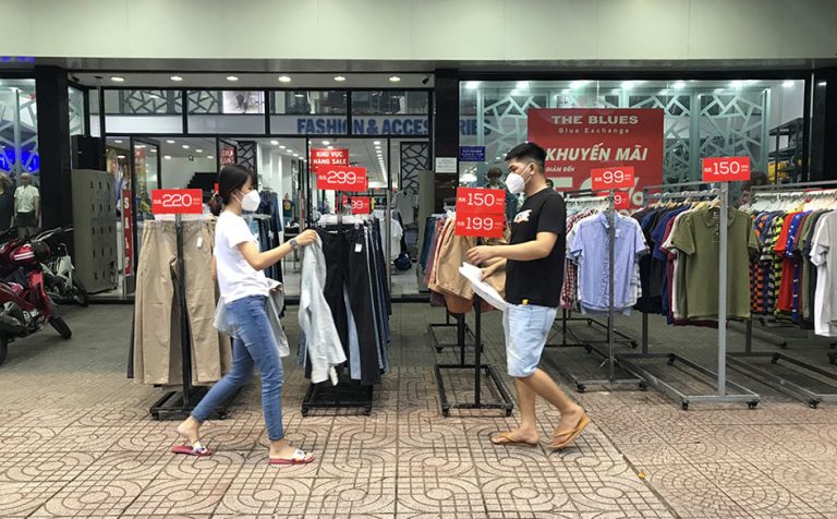 Kinh doanh thời trang gặp khó sau khi được mở cửa trở lại